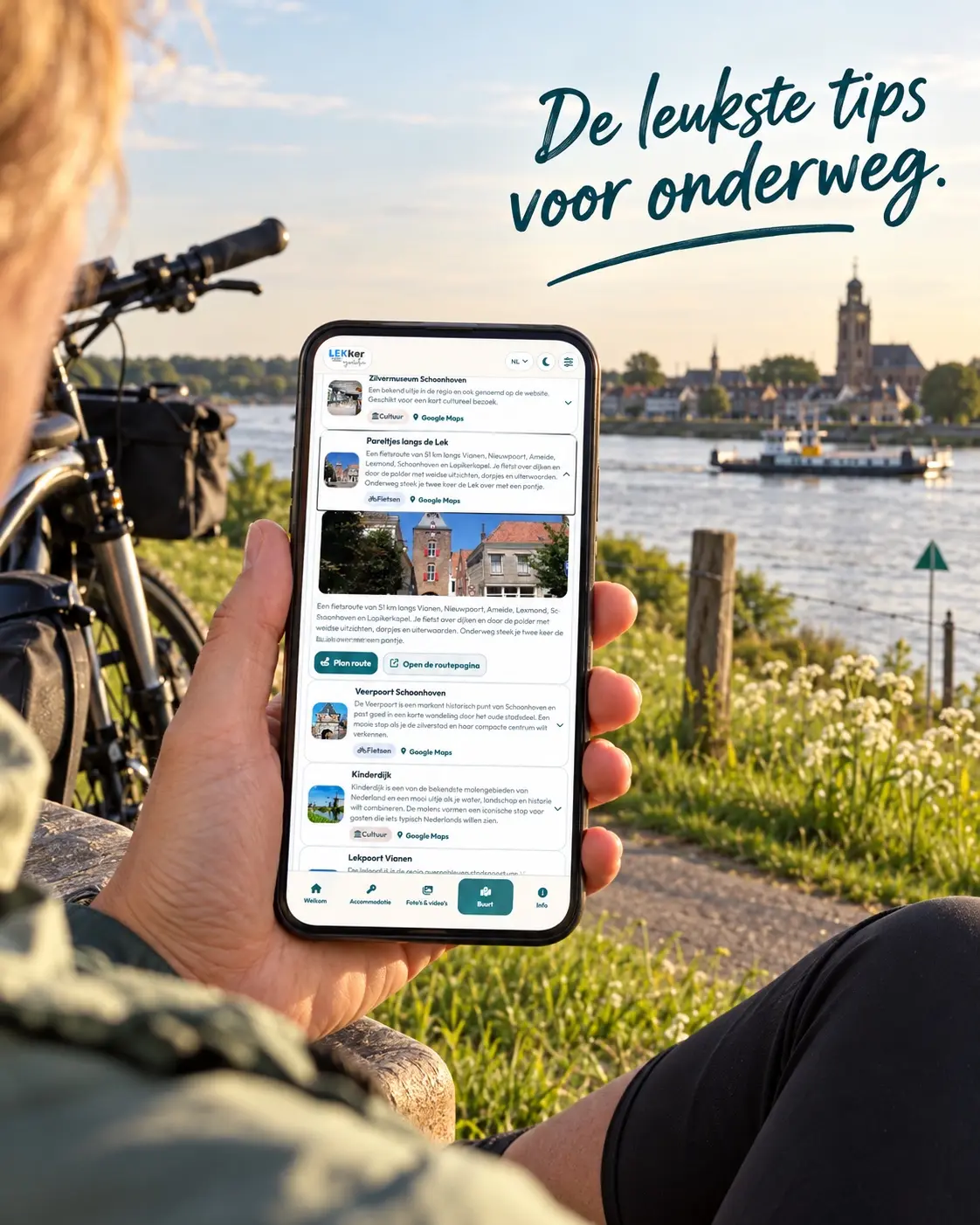 De gastengids toont lokale tips tijdens een fietstocht